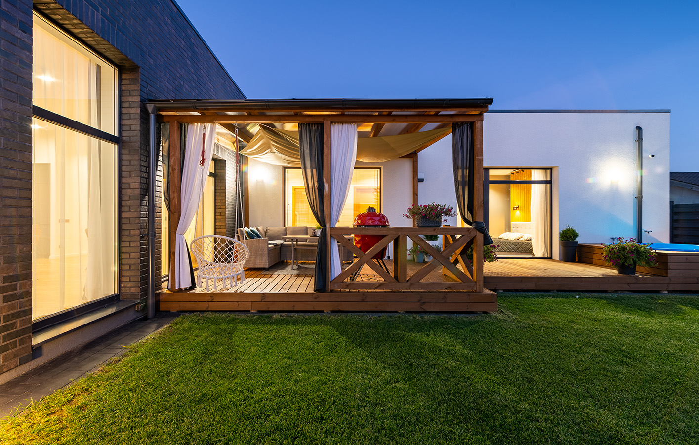 Überdachte Terrasse mit gemütlichem Sitzbereich Überdachte Terrasse mit gemütlichen Möbeln und stimmungsvoller Beleuchtung.