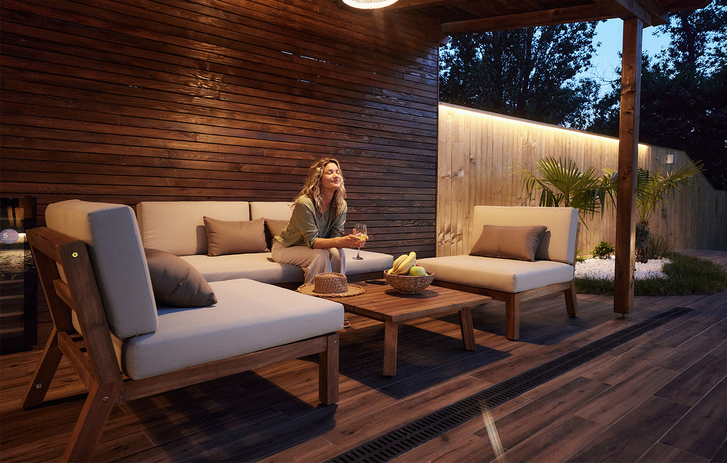 Terrasse mit stilvoller Lounge und stimmungsvoller Beleuchtung Terrasse mit eleganter Lounge und stimmungsvollem Lichtdesign.