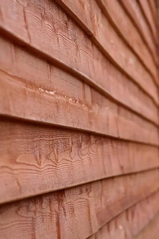 Detailaufnahme einer Holzfassade mit horizontaler Stülpschalung
