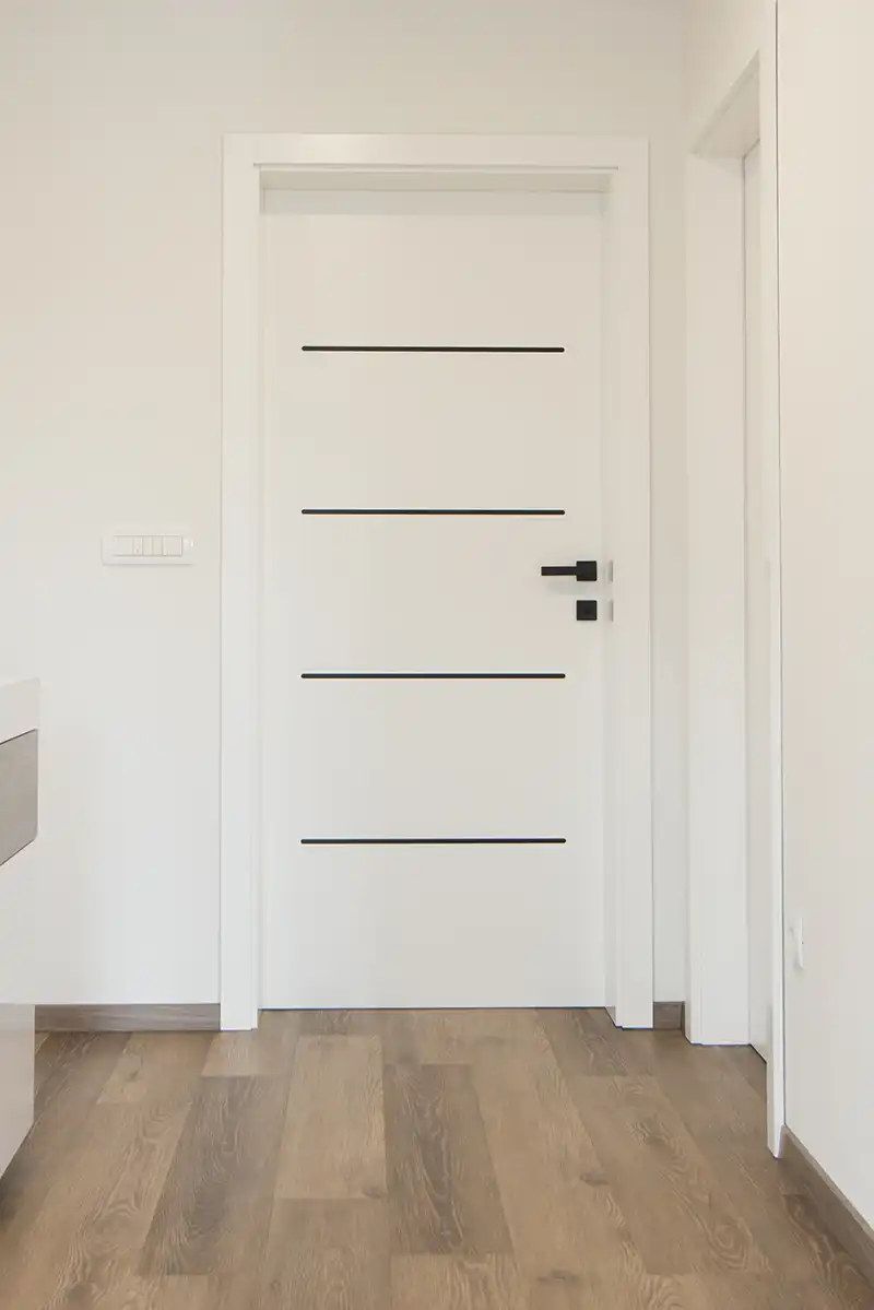 Weiße Innentür mit horizontalen schwarzen Designelementen