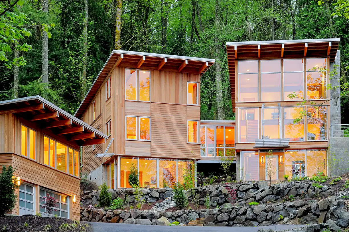 Mehrere moderne Wohnhäuser mit Holzfassaden in einem Waldgebiet