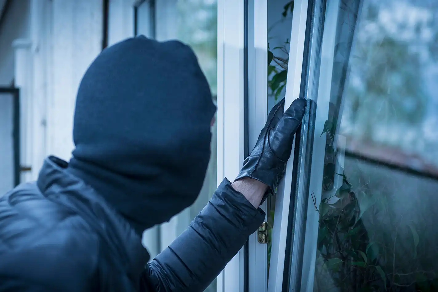 Einbrecher versucht durch gekipptes Fenster einzudringen
