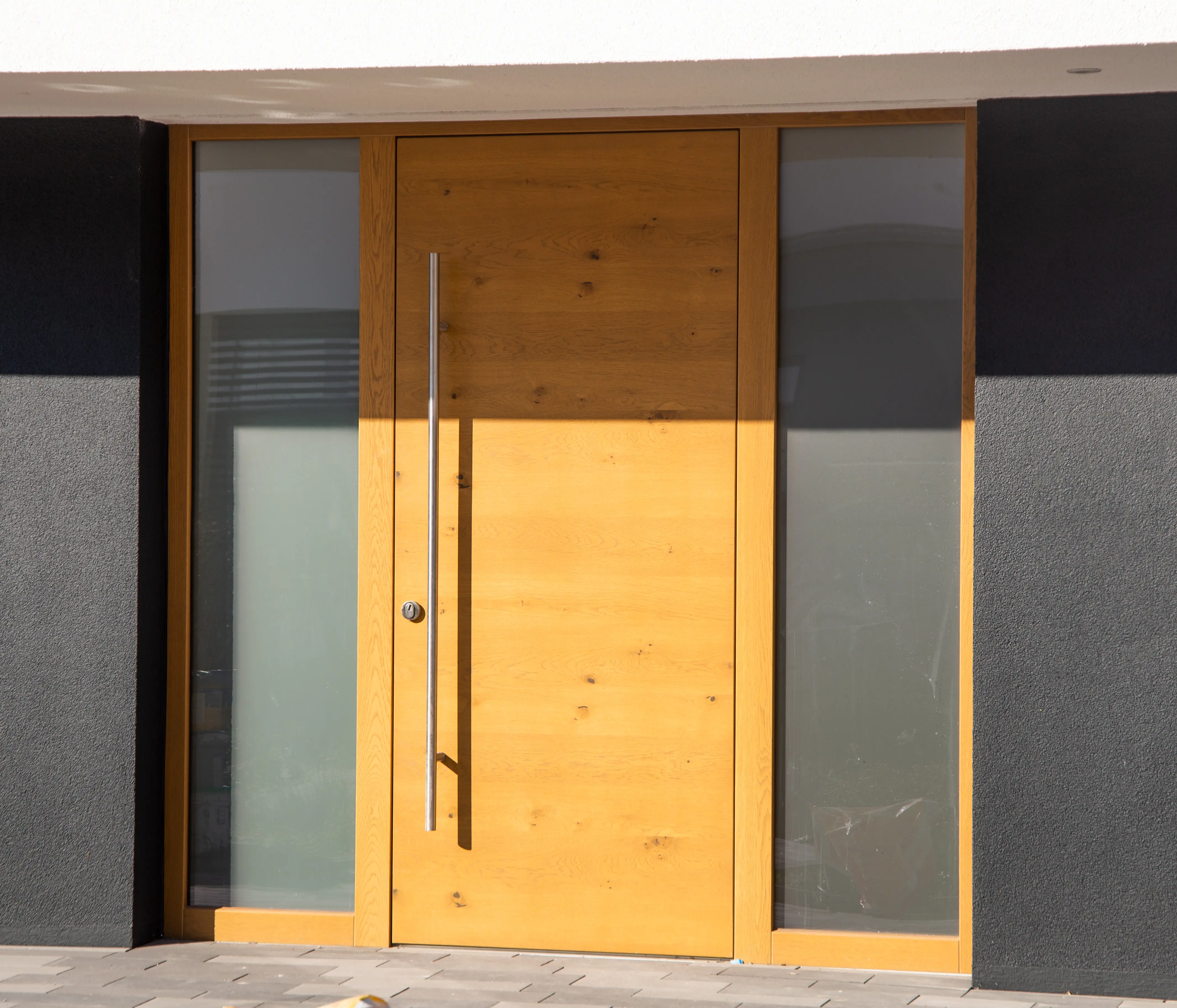 Moderne Haustür aus Holz mit seitlichen Glaselementen