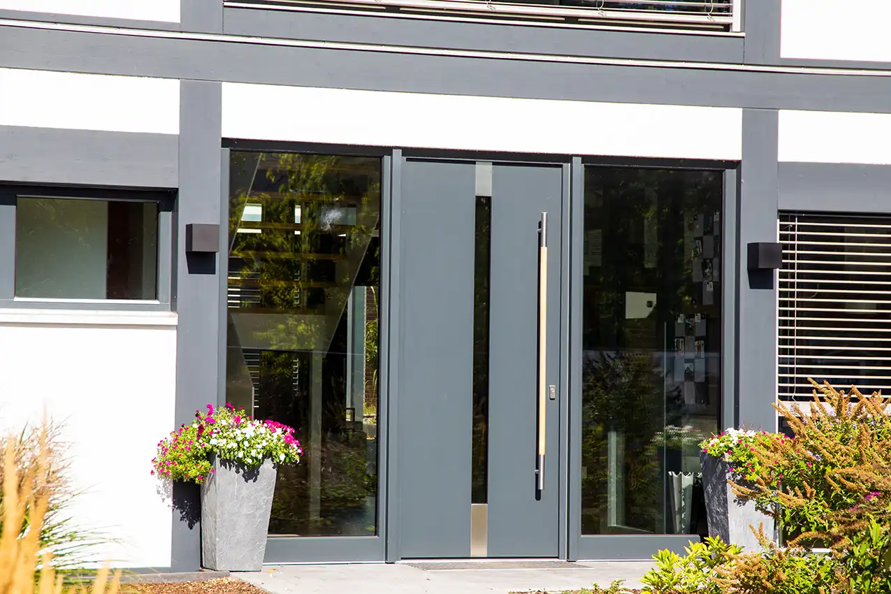 Moderne Haustür mit Glas und Metall sowie großen Seitenelementen