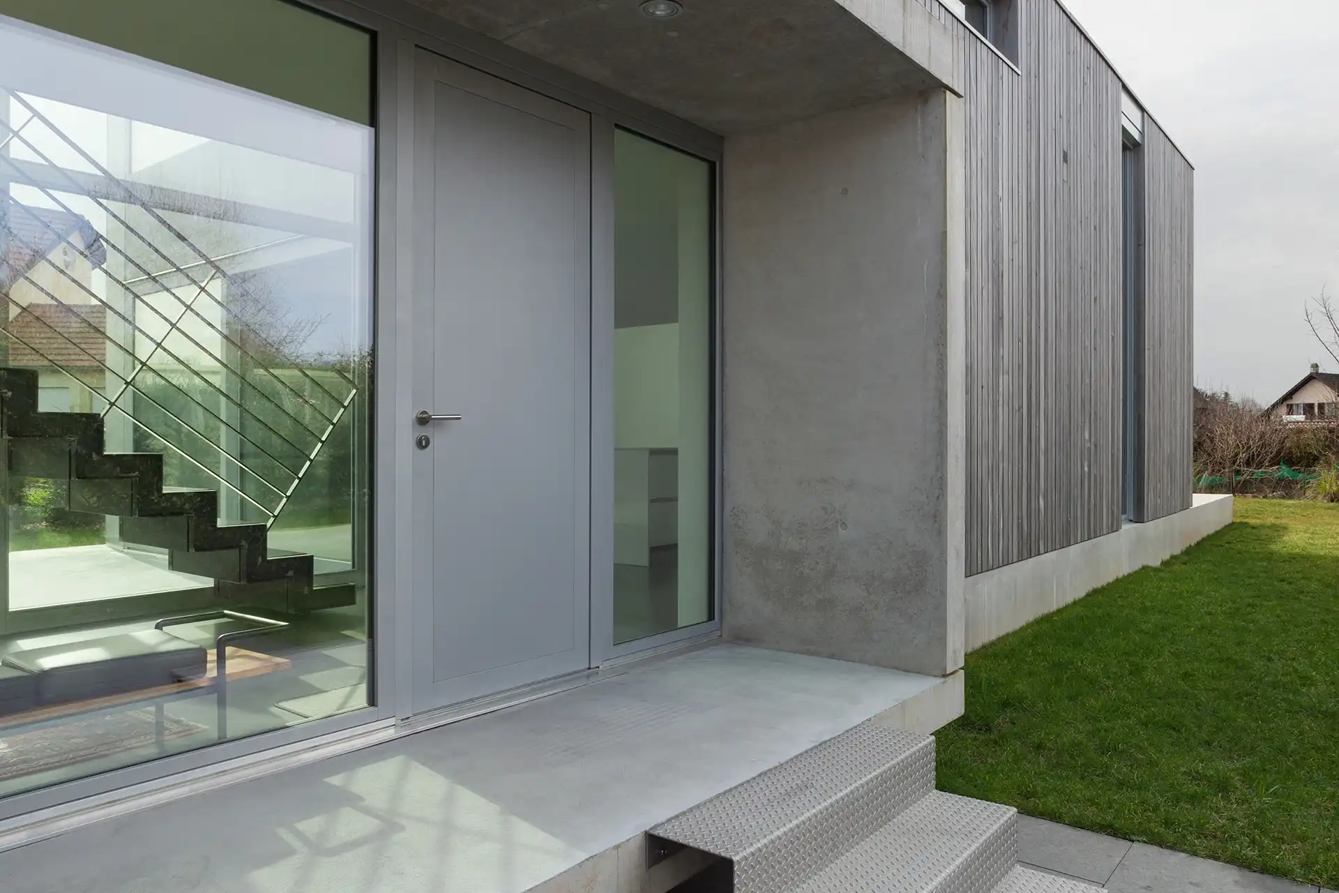 Moderne graue Haustür an einem minimalistischen Gebäude