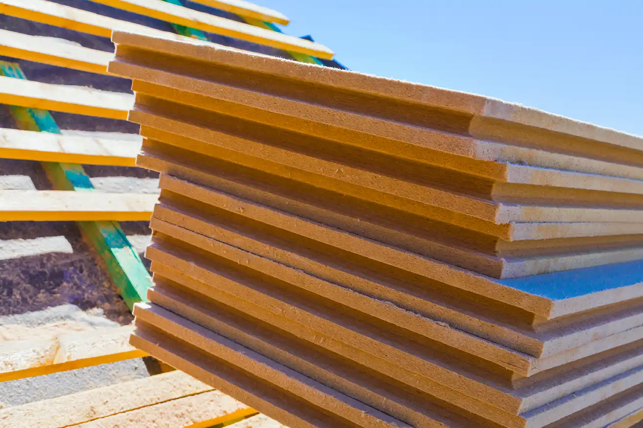 Stapel von Holzfaser-Dämmplatten für nachhaltige Wärmedämmung