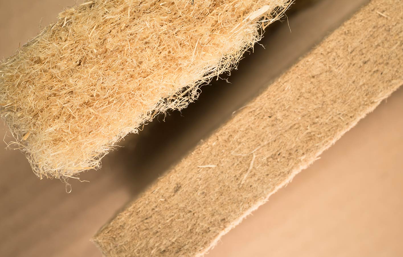 Detailaufnahme von Holzfaserdämmung mit natürlicher Faserstruktur