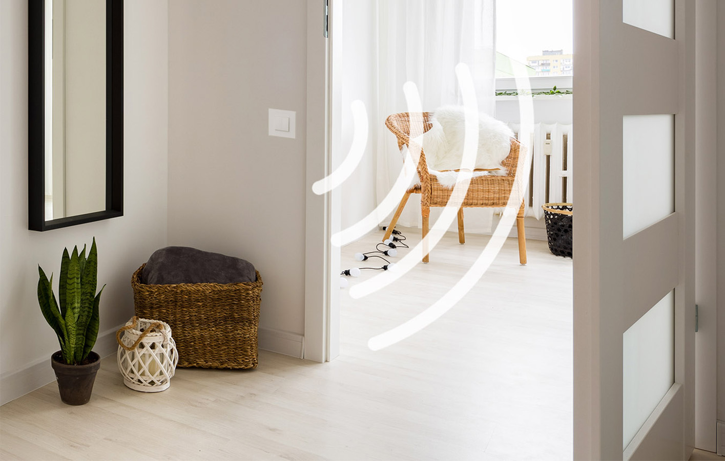 Helle Innentür mit Parkettboden und Funktaster Weiß gestrichene Innentür mit integriertem Funktaster vor hellem Parkettboden. Modern eingerichtetes Zimmer mit Korbstuhl und Pflanze.
