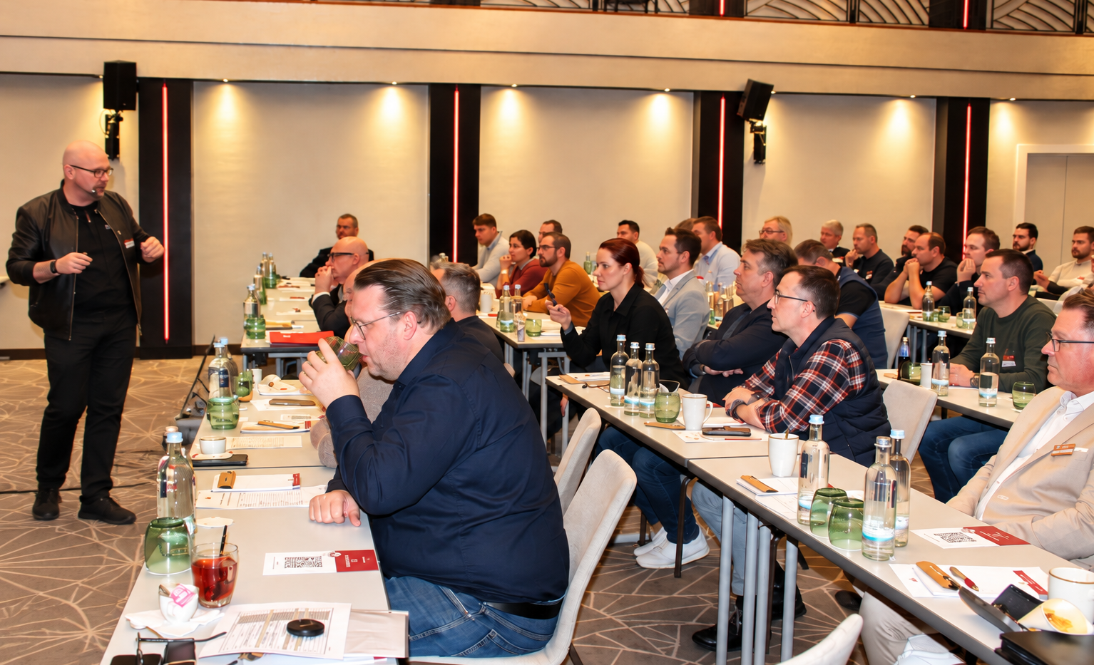 Dynamischer_Konferenzvortrag_mit_aufmerksamem_Publikum.png
